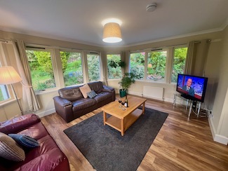 Cosy Living room next to Dining Area
